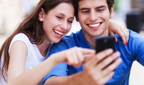 couple-phone-selfie-140624